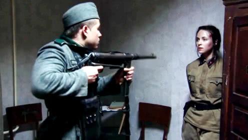 二战俄剧片段:德国兵见苏军女兵太美,不忍心开枪,女兵可不手软