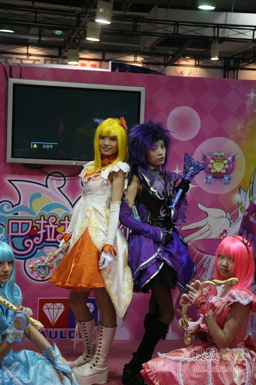 巴拉拉小魔仙里的小月左手的那个装扮叫什么?怎么描写它?