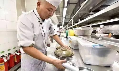 后厨管理奇葩招数——厨房老大轮流做!