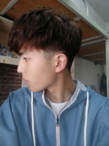 男生长脸烫头好看吗