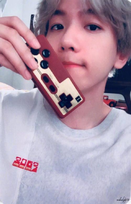 【night版小卡】(图片来源:边伯贤吧)