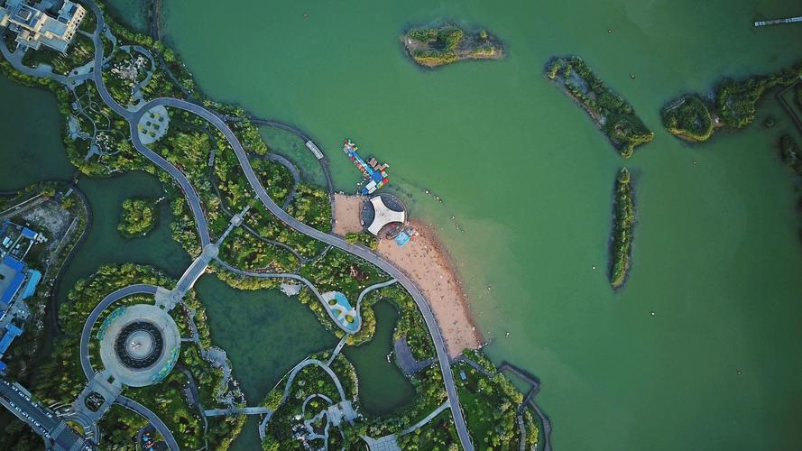 盛夏时节,鸣翠湖碧叶连天,百亩荷塘艳压群芳;雨后初晴,阅海湖晨雾缭绕