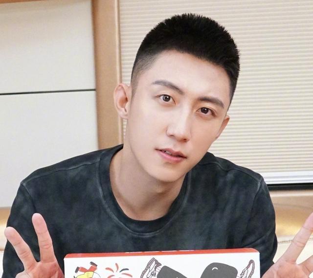 男生"两边铲光"发型这样剪才帅气,夏日留好这几款,潮流又个性