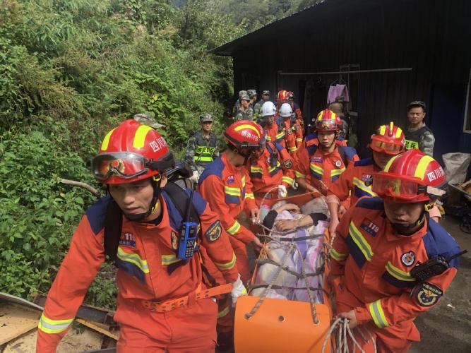 雅安天全突发泥石流 四川消防紧急出动前往救援(组图)