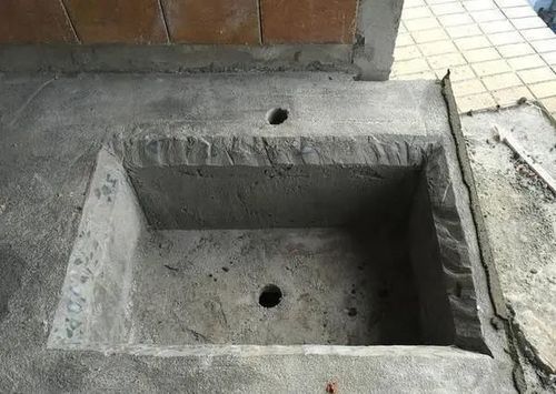 抠门老公为省钱,请个工人用砖砌洗衣台,一看效果居然