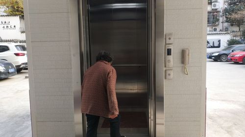 温江区首例老旧住宅加装电梯投入使用