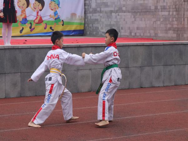 恒大小学四年级六班的两名同学,正在表演跆拳道.jpg