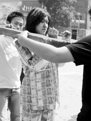 展示:金钱 权利=一切?(图)