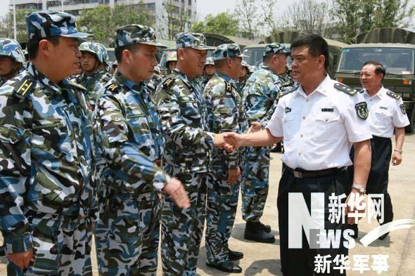 部队第一梯队760名官兵紧急起程奔赴四川汶川地震灾区,南海舰队司令员