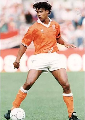 他是荷兰的传奇球星之一,天才又偏执,他叫:里杰卡尔德