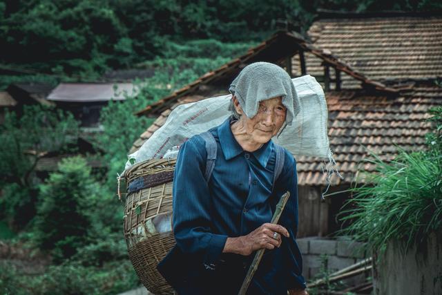 故事90岁老婆婆能爬山能上树几十年一直喝井水