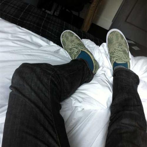 不脱鞋就踩上沙发或者是床.