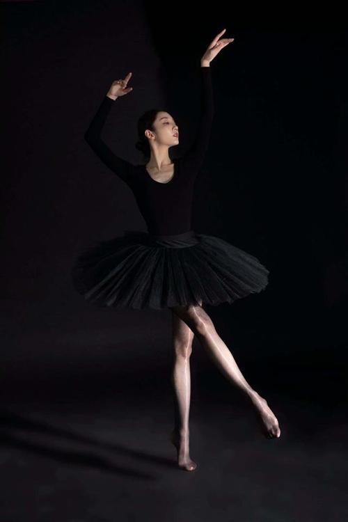 跳舞女孩一组唯美的人物艺术摄影作品图