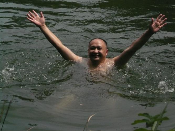 "裸泳于天地间"