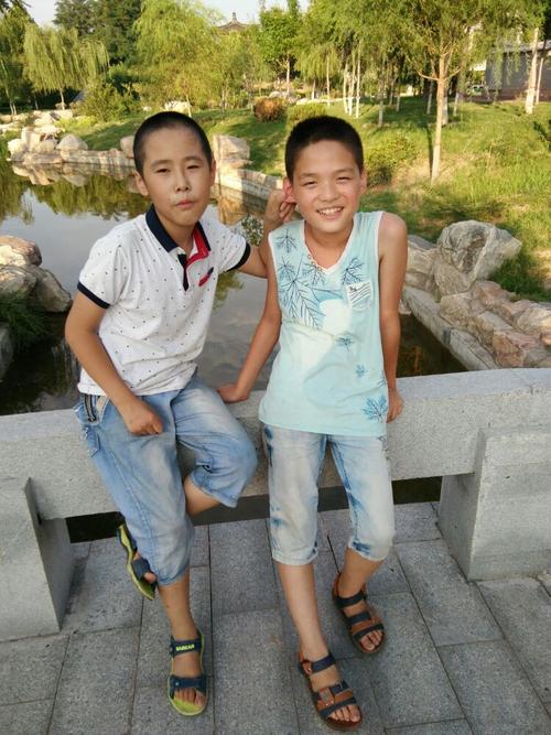 过于调皮的儿子揪着同学的耳朵.