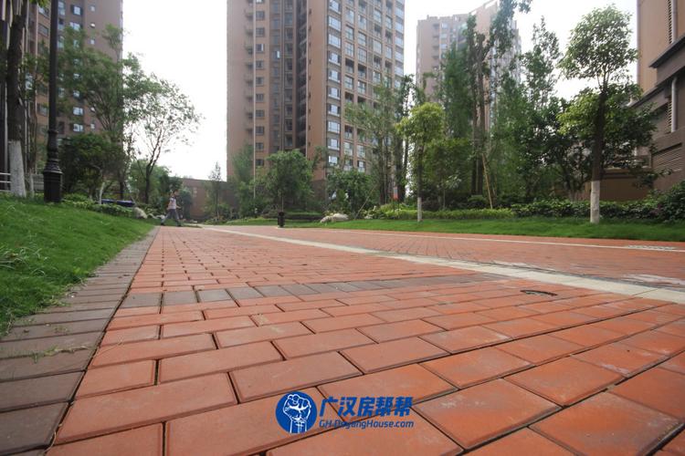 小区道路全面铺设渗水砖,雨过不留痕,走路不湿脚!