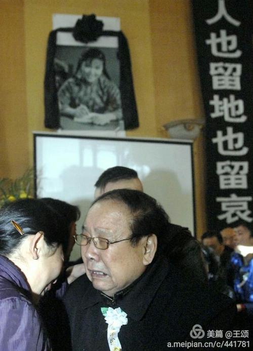 魏云的老搭挡,《朝阳沟》中拴保的扮演者王善朴在追悼会上悲痛万分