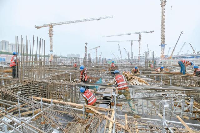 本报记者 潘之望摄昨天上午,该工程02标段施工现场机械轰鸣,约30米深