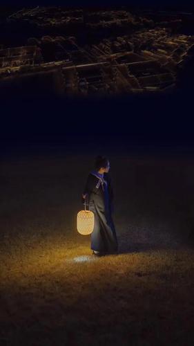 挑灯夜伴孤独,人依山月随风