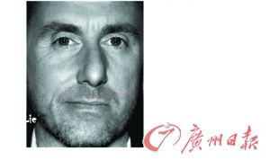 嘴角翘起,且只展露在脸的一侧,表示轻蔑.