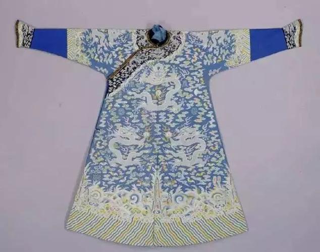 月白色缂丝彩云蓝龙袷龙袍