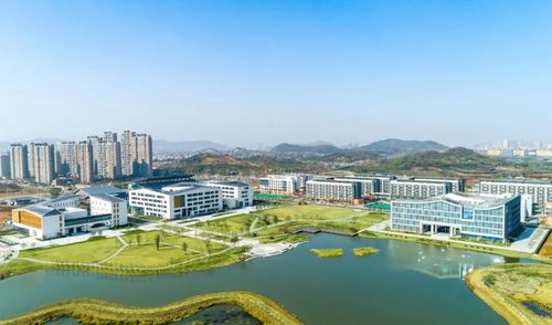 溧阳市新的社会阶层人士前往南航天目湖校区参观调研