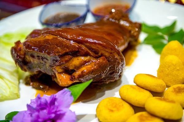 手机江西网 江西旅游网   这道其貌不扬的菜就是蒸鹿尾儿,是一道满族