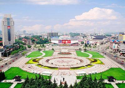 提升城市功能,湖北省人民政府,武汉市人民政府于1999年对洪山广场进行