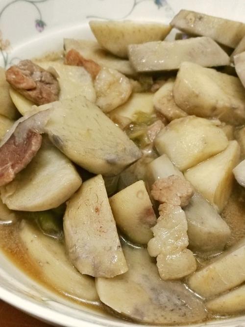 五花肉蒸芋头