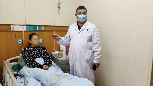 甲亢导致女子眼睛一大一小求医11年终于恢复正常