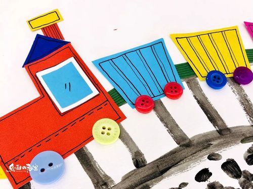 步骤二:选择喜欢的色彩的卡纸剪裁出小火车的车头及车厢的形态并进行