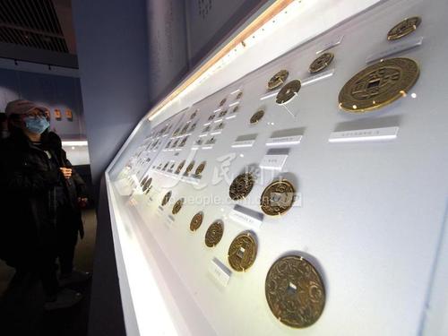 2021-02-09 19:19:16图片说明:2021年2月9日,观众在中国国家博物馆