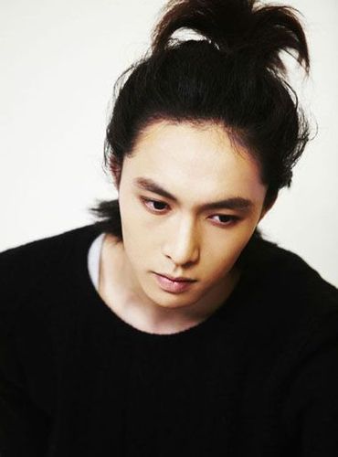 男生长头发该怎么扎男孩子长头发扎法图片