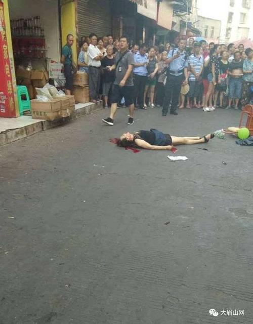 眉山一男子在大街上持刀把一女的给杀了,满地都是血,据说.