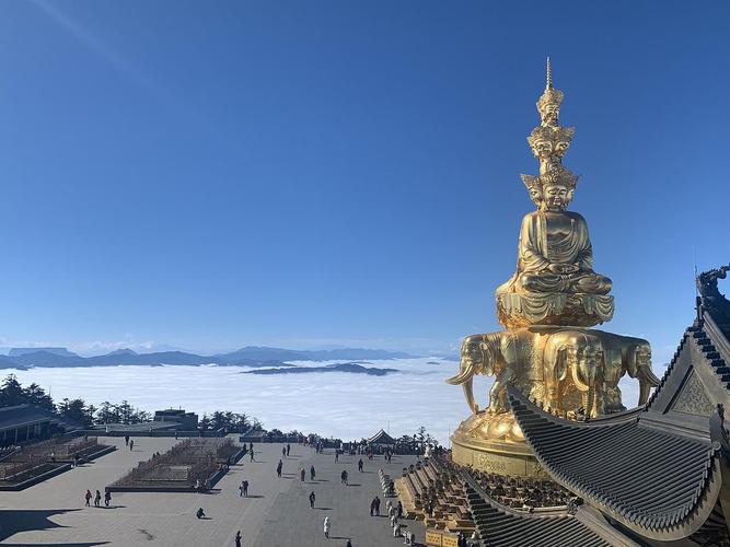 峨眉山金顶的佛像