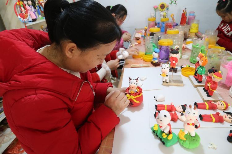 组图丨巧手泥塑迎新年