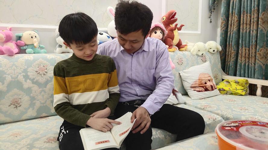 和爸爸一起读书