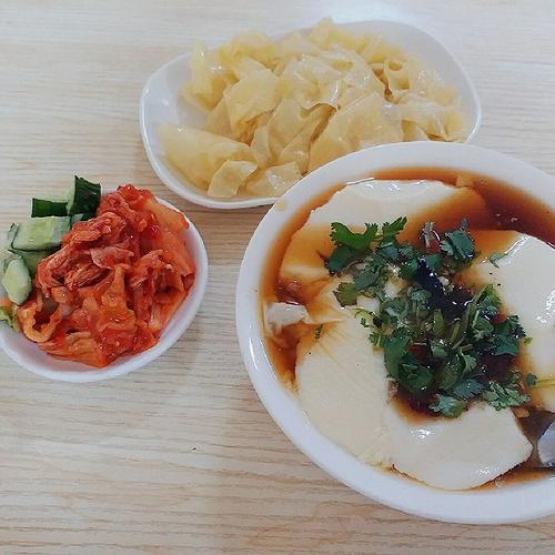 筋饼豆腐脑辣白菜