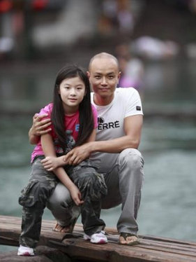 乐嘉与妻子已离婚晒与小女儿合影疑为第三个孩子