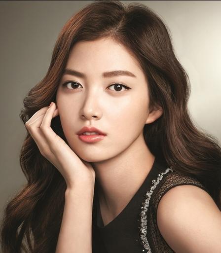 简介  rs国际继承者,esther李的女儿,金叹的未婚妻 林珠恩 饰 全贤珠