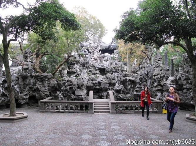 《狮子林》,假山设计精巧紧密,一层层山石之间一条条小路,迷宫一般