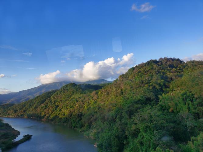 我爱五指山我爱万泉河