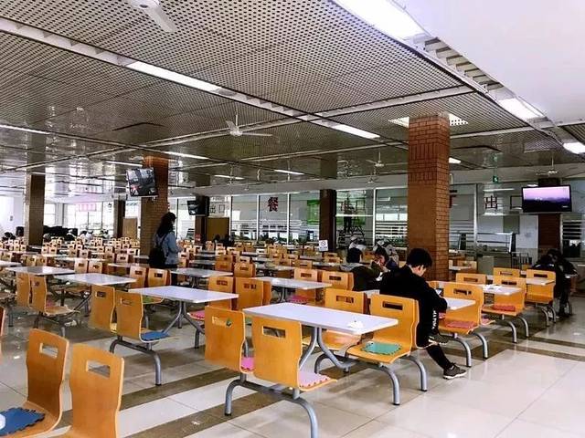 吉林财经大学一食堂一二层是学生用餐区,三层是教工食堂和清真食堂.