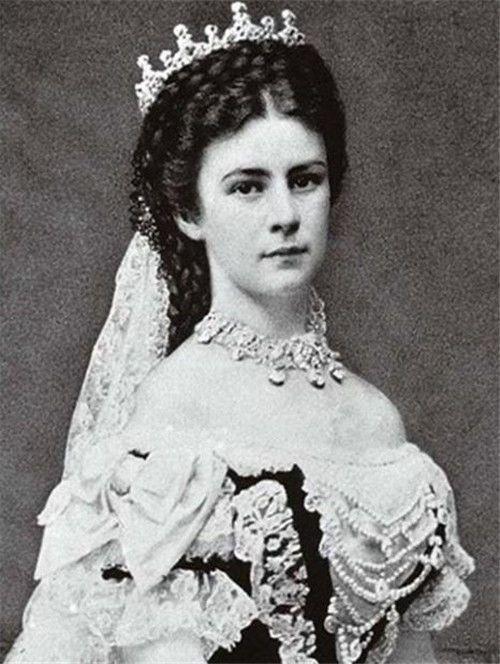 茜茜公主怀孕时腰围超50cm就绝食,她的腰有多细?你看她的全身照