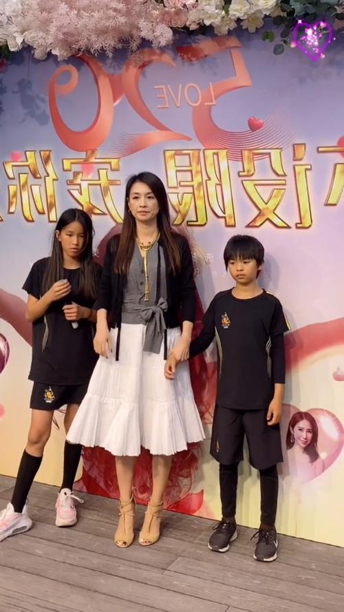 52岁张庭平时工作忙,没时间陪伴孩子,出活动都带着孩子