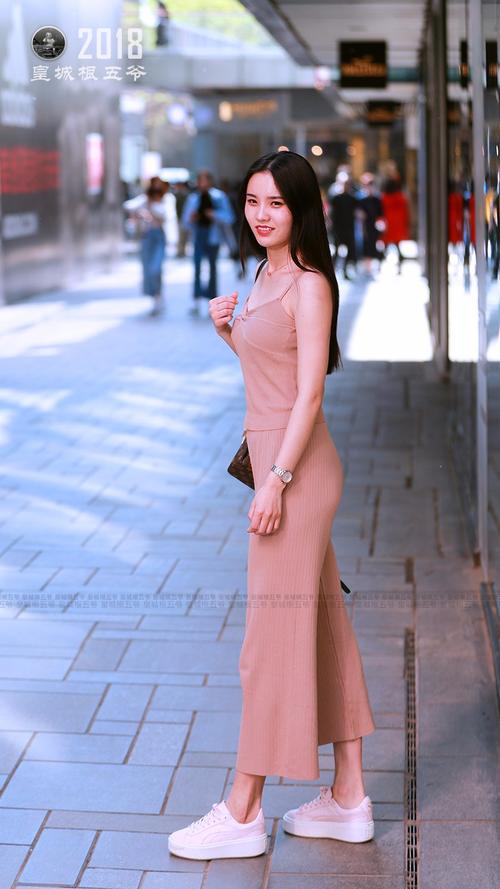 三里屯美女时尚街拍蕴藏着无限精彩的魅力
