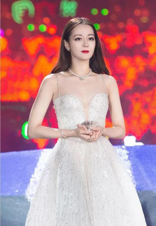 新疆姑娘迪丽热巴高挑身材,完美容颜,超美!