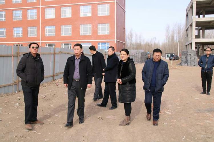 肇东市教育局刘元平局长,张瑜副局长到安民小学教学楼