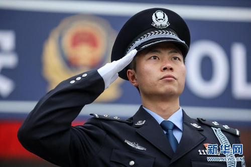 1月10日,朱有权在升旗仪式上敬礼.新华社记者欧东衢摄