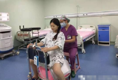 产房太冷产妇要求开大暖风,医生